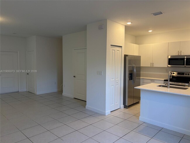 Foto del edificio - 2661 SE 10th St