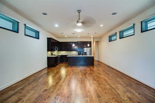 Foto del edificio - 2210 Hutchins St