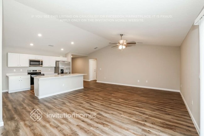 Building Photo - 691 SW Hillsboro Cir