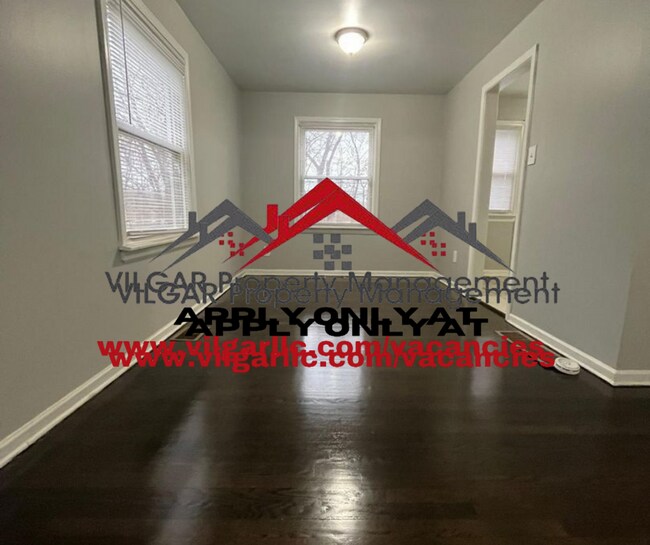 Building Photo - Duplex home ! 3 bed, 3 story, 1 bath home ...