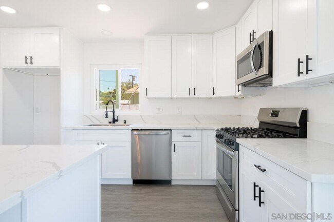 Foto del edificio - Modern 3-Bedroom Home in Paradise Hills (92139)