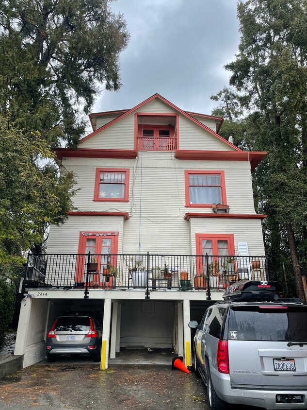 Primary Photo - 2444 Carleton St