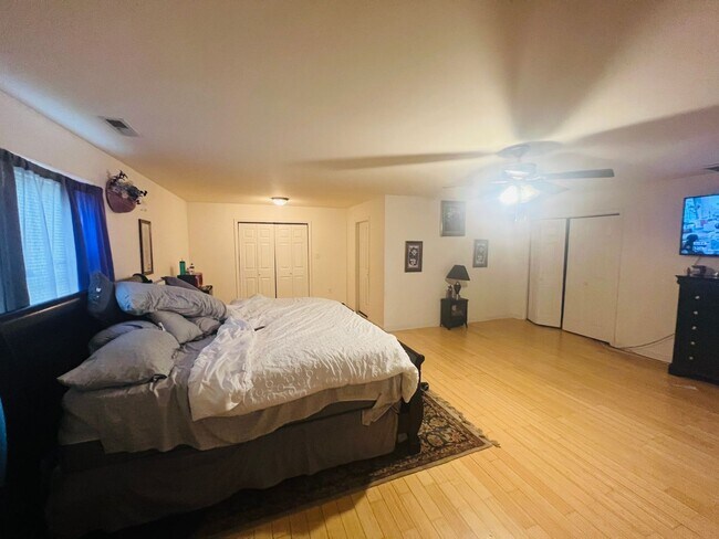 Foto del edificio - Beautiful & Spacious 4bdrm/2bth Brick Ranc...
