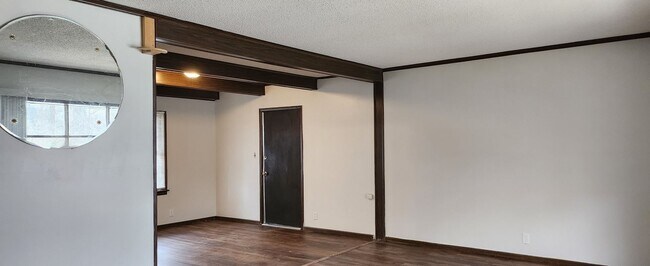 Building Photo - 3 Bed 2 Bath Duplex Now Available!