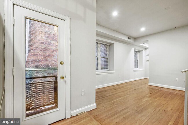 Foto del edificio - 1417 Chapin St NW