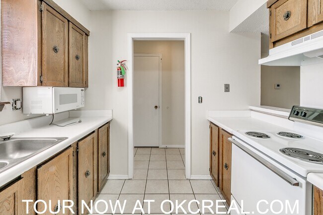 Foto del edificio - 1223 Lakecrest Dr