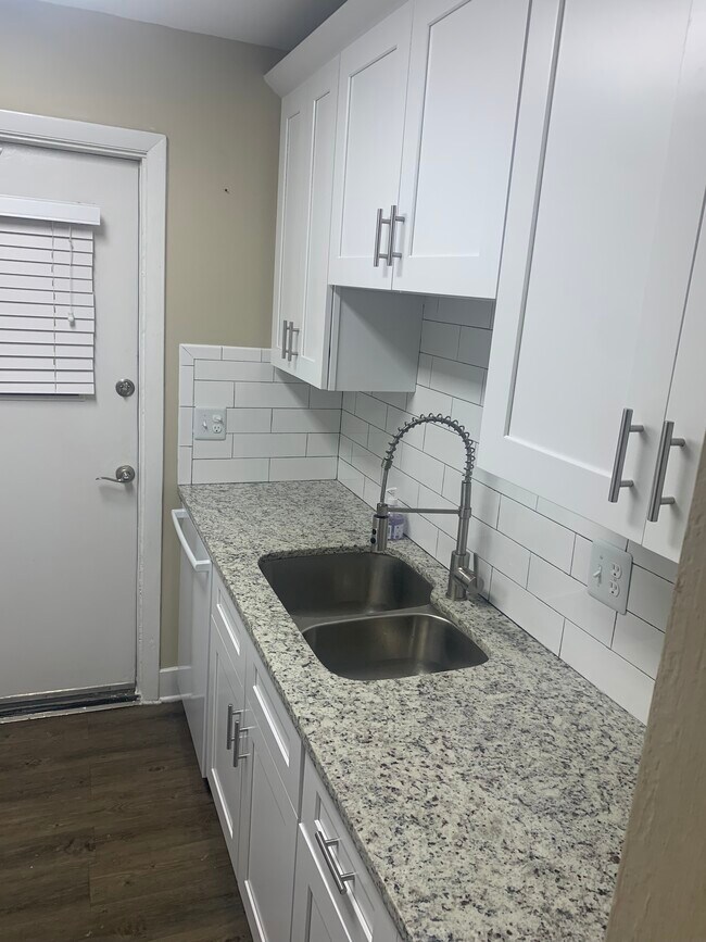 Foto del edificio - 5445 Hansel Ave