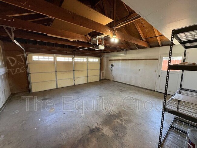 Building Photo - 519 N Aspen St