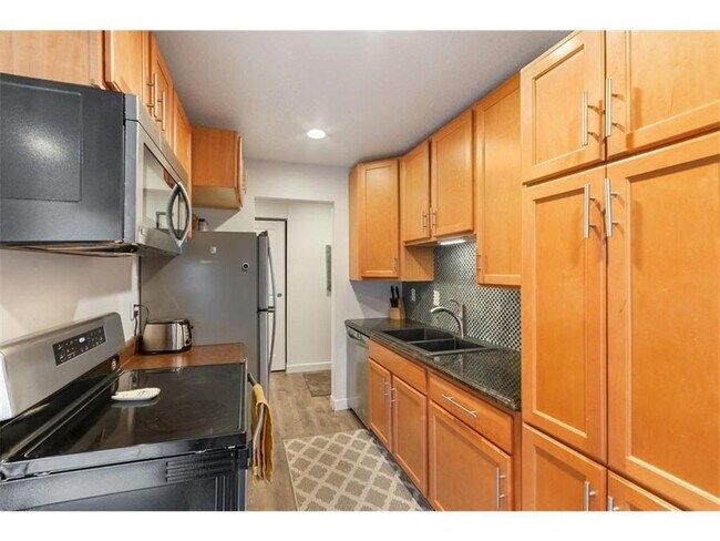 Foto del edificio - 4624 Cedar Lake Rd