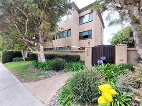 Building Photo - 2420 Torrey Pines Rd