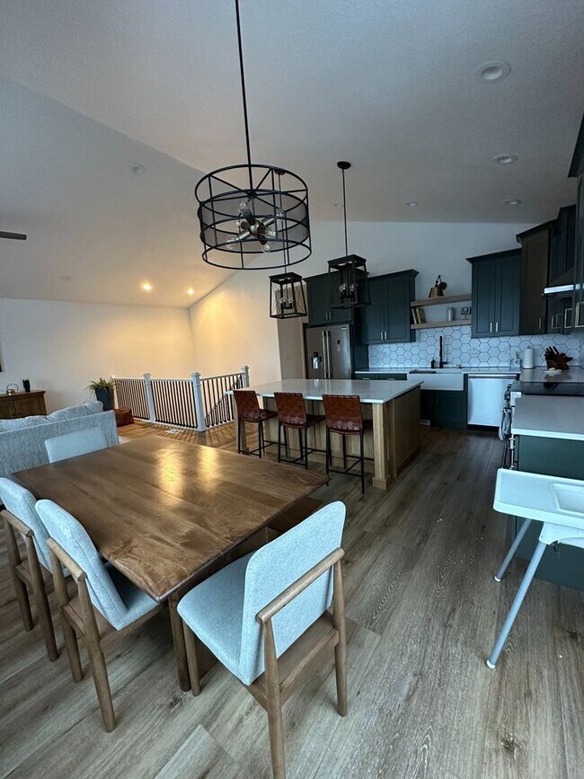 Foto del edificio - 10153 N Redwood Dr