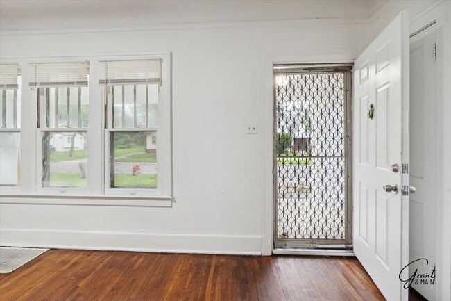 Building Photo - $1,300/month - 3 Bed 1 Bath SECTION 8 ONLY