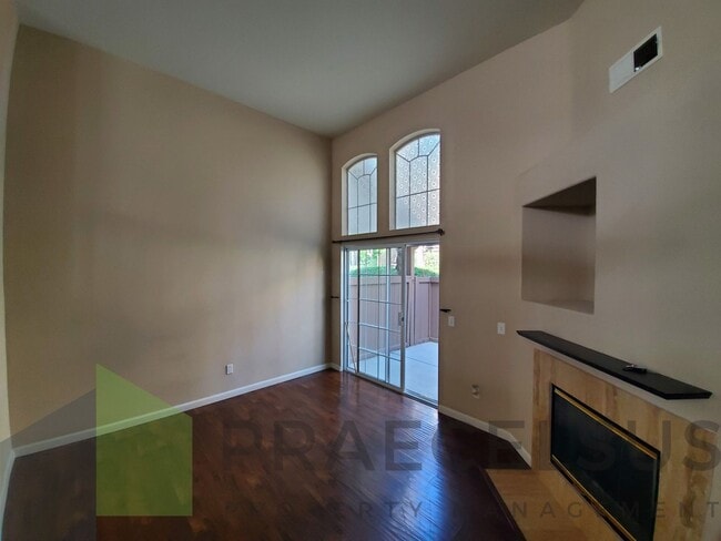 Foto del edificio - Gorgeous Townhome in Sorrento Valley