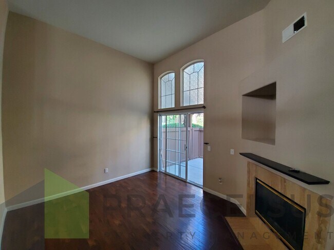 Foto del edificio - Gorgeous Townhome in Sorrento Valley