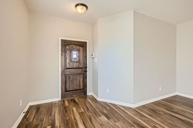 Building Photo - Charming 3 Bedroom Home Near