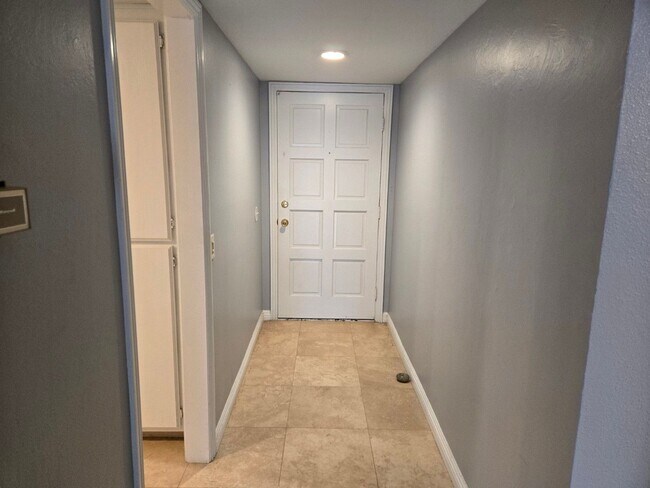 Foto del edificio - Ground-floor San Carlos stunning single-story condo available immediately.