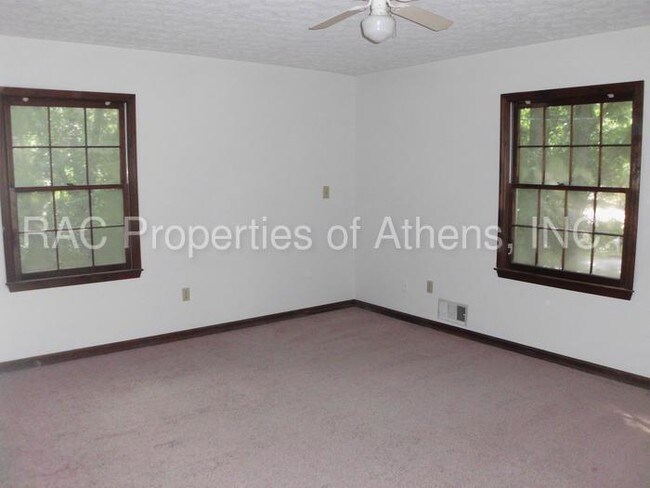 Building Photo - 290 Saxon Woods Dr