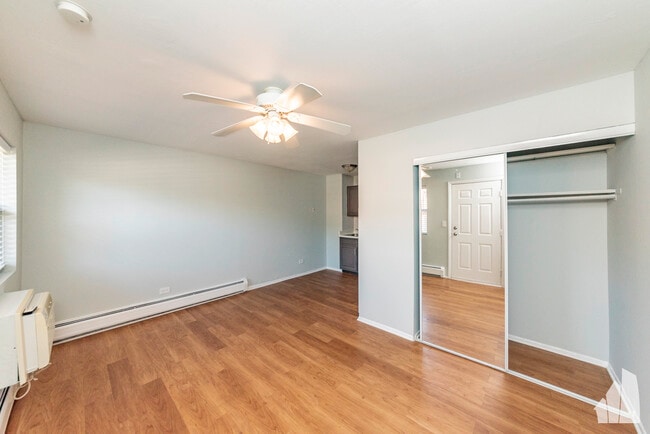 Building Photo - 4547 North Dover-3C