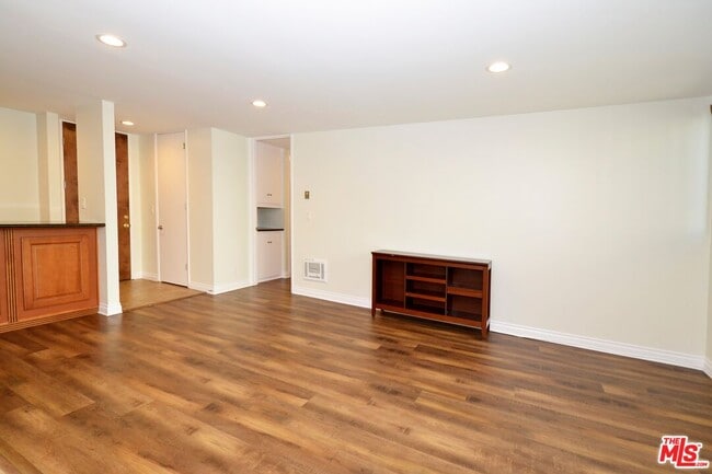 Building Photo - 5950 Canterbury Dr