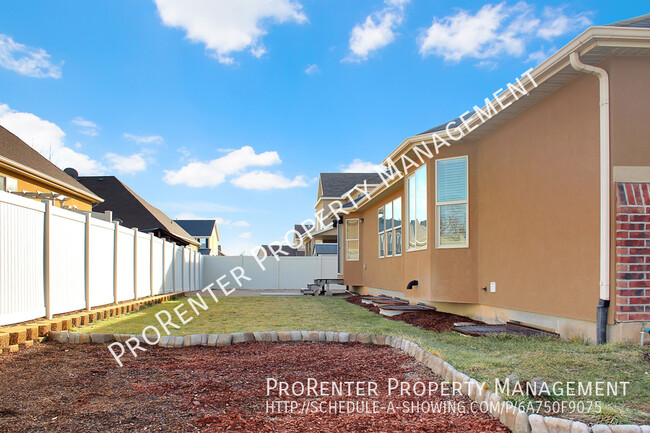 Building Photo - Huge 5 Bed, 3 Bath Syracuse Home