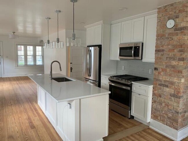 Foto del edificio - 748-750 Crescent St NE