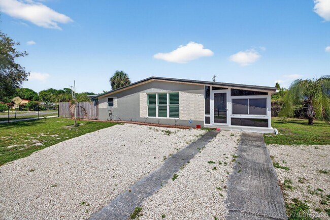 Building Photo - 300 SW 25th Ave