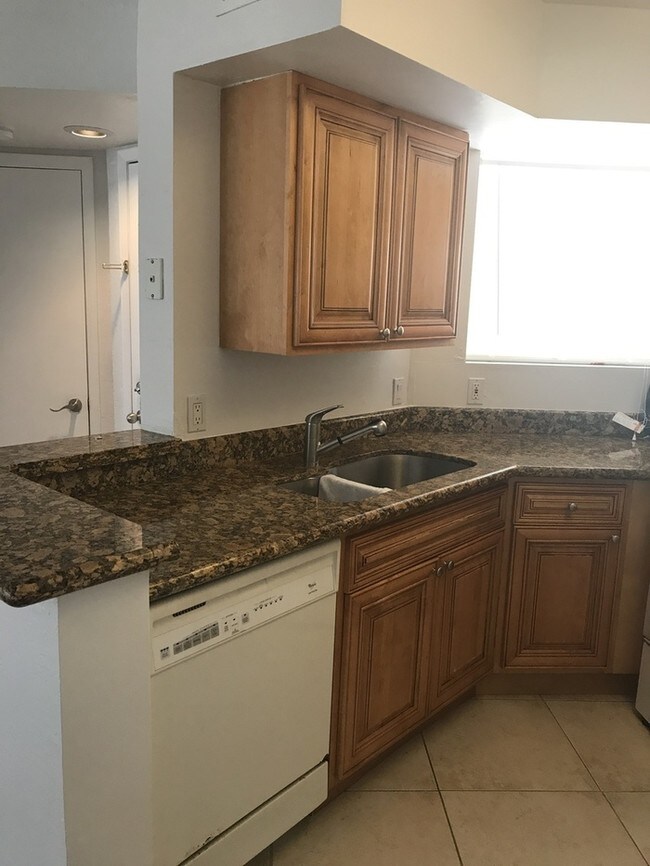 Building Photo - First Floor Beach Club Condo!!