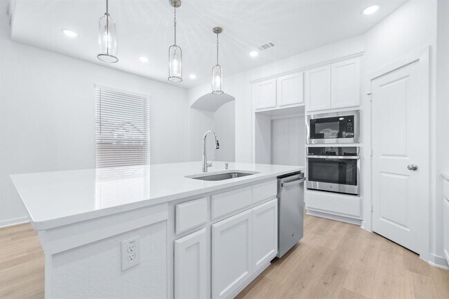 Building Photo - 8128 Overland Grv