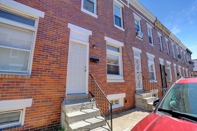 Building Photo - Spacious Renovated Baltimore Row-Home