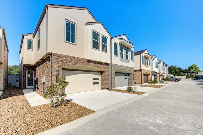 Building Photo - 2920 El Fenice Ln