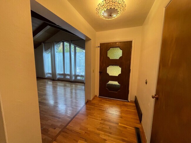 Foto del edificio - 3 bedroom 2 bath House with Garage