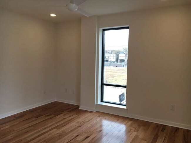 Living room - 1659 N Randolph St