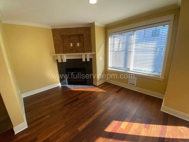 Foto del edificio - Spacious townhome with private backyard, garage parking, multiple decks, and a dedicated home off...