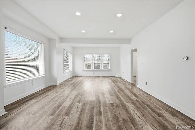 Foto del edificio - 725 Lakewood St