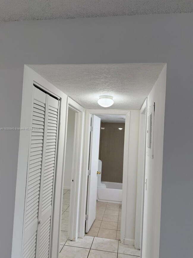 Foto del edificio - 8560 N Sherman Cir