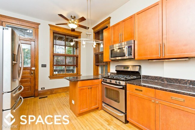 Building Photo - 1125 N Damen Ave