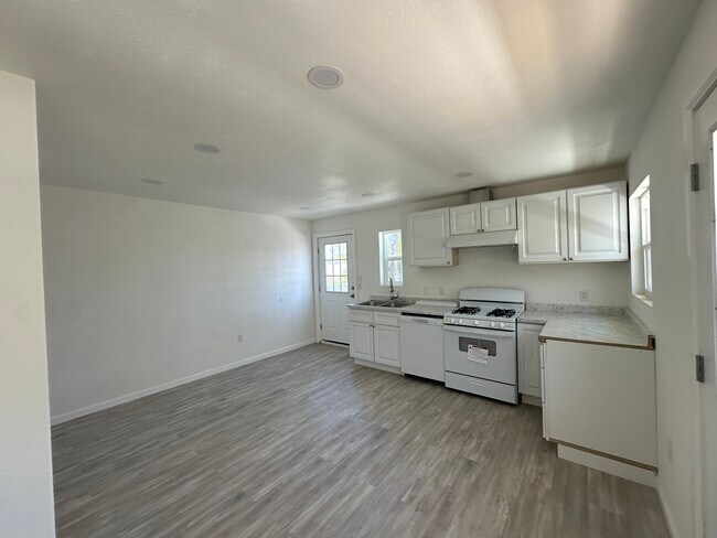 Building Photo - 616 S Van Ness Ave