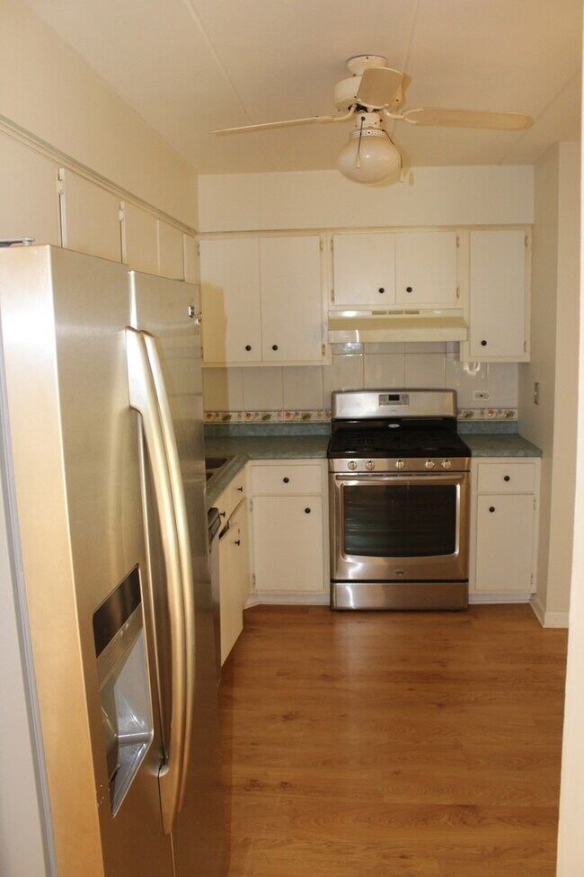 Building Photo - 6443 Clarendon Hills Rd