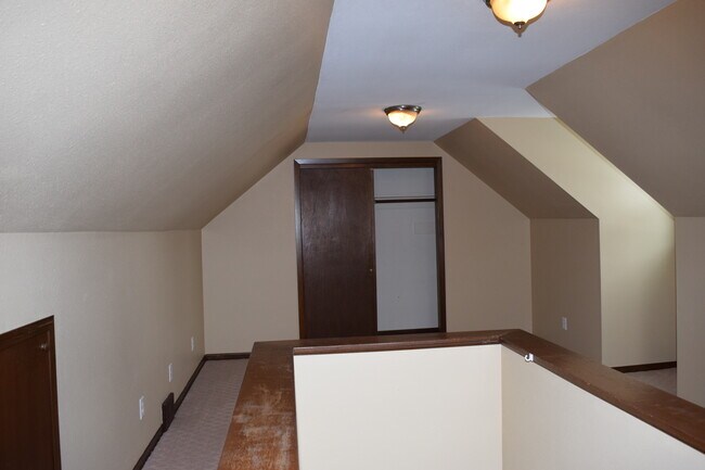 Large closet - 423 32nd St NE