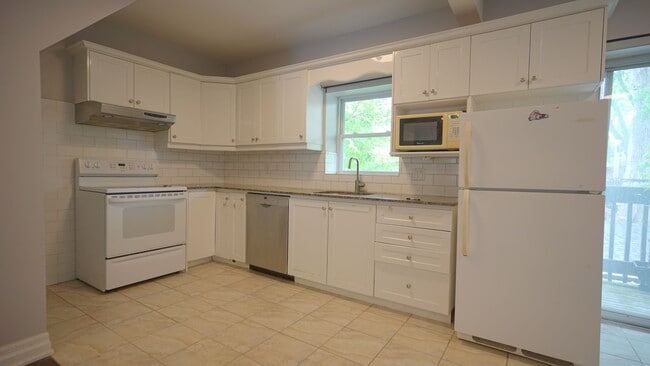 Building Photo - 128 Grenadier Rd