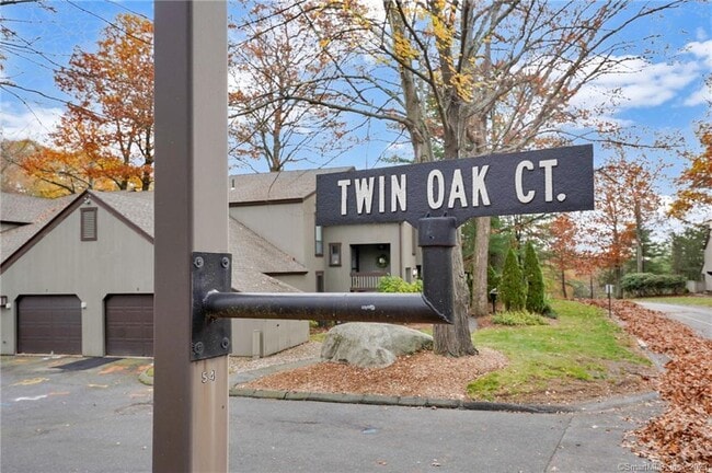 Building Photo - 6 Twin Oak Ct