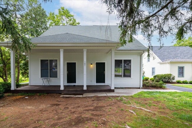 Foto del edificio - Spacious 3BR Townhome by the Bus Stop