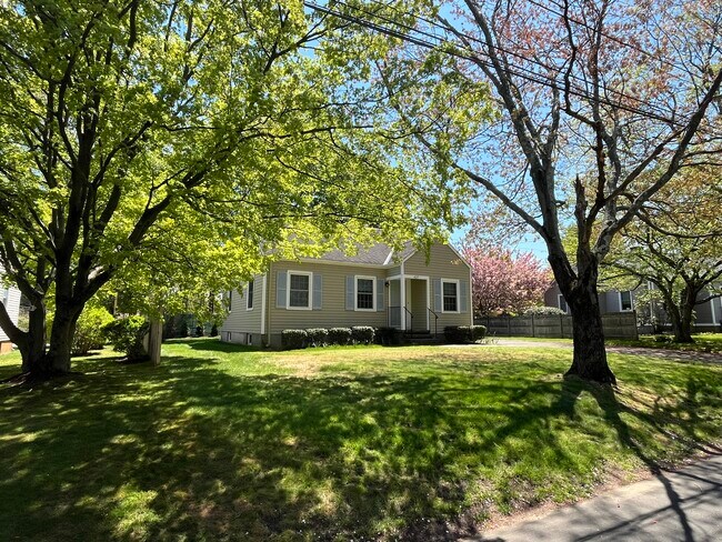 Foto del edificio - 427 Westford Dr