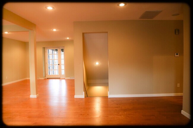 Foto del edificio - Pottery Barn-Style Home with Walkout Basement in Prime Location