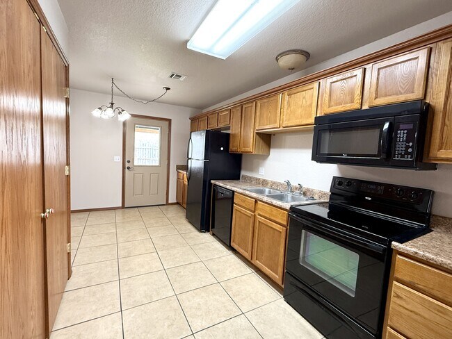 Foto del edificio - 2202 Lakeview Dr