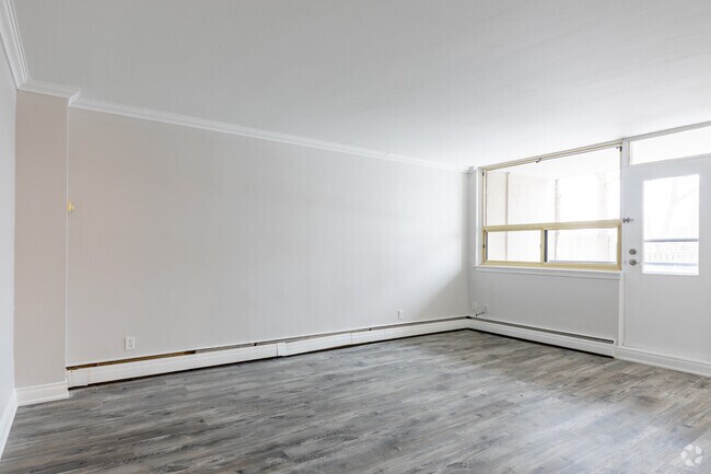 3BR, 2BA - 1303SF - Salon - Fairview Towers