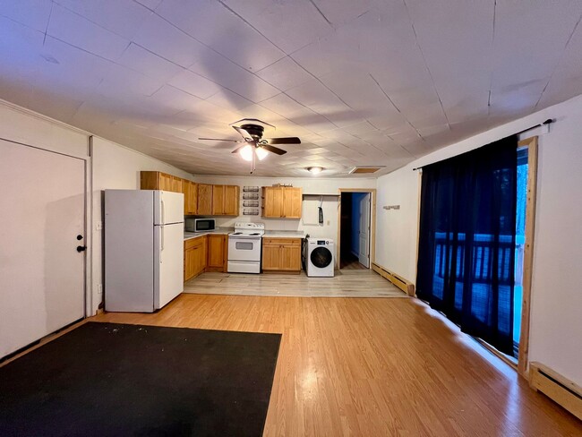 Building Photo - Available Now / 2 Bedroom Home / Pets on A...