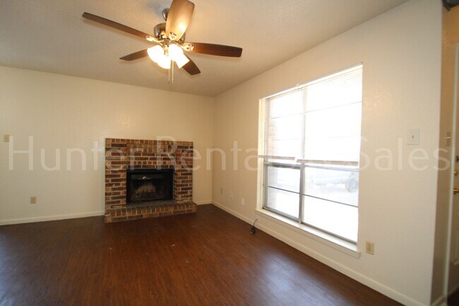Foto del edificio - Charming Two-Bedroom Townhome with Fireplace