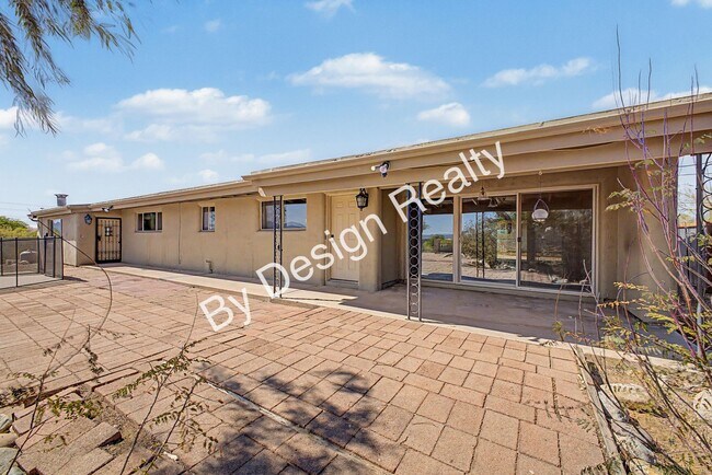 Building Photo - Mid Century Ranch Home on 2+ Acres with Private Pool - Mountain & City Views
