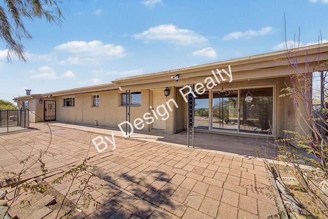 Foto del edificio - Mid Century Ranch Home on 2+ Acres with Private Pool - Mountain & City Views